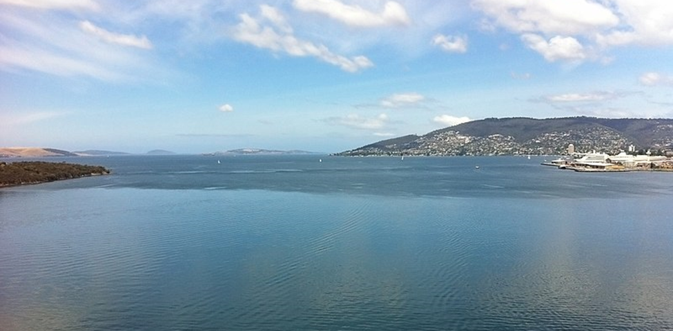 Description English: A sea breeze moving up the estuary of the River Derwent in Hobart, Tasmania, Australia. Author Edoddridge, this file is licensed under the Creative Commons Attribution-Share Alike 3.0 Unported license. File: Sea-breeze in Hobart.jpg — Wikimedia Commons