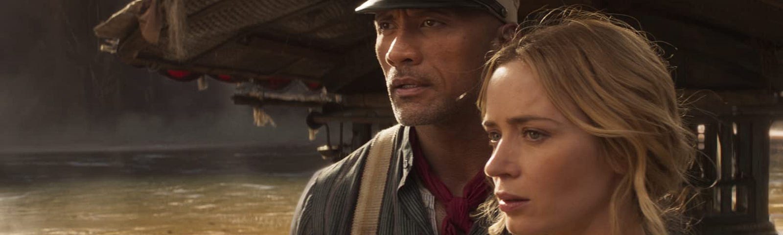 Emily Blunt e Dwayne Johnson, em cena do filme Jungle Cruise (Divulgação/Disney)