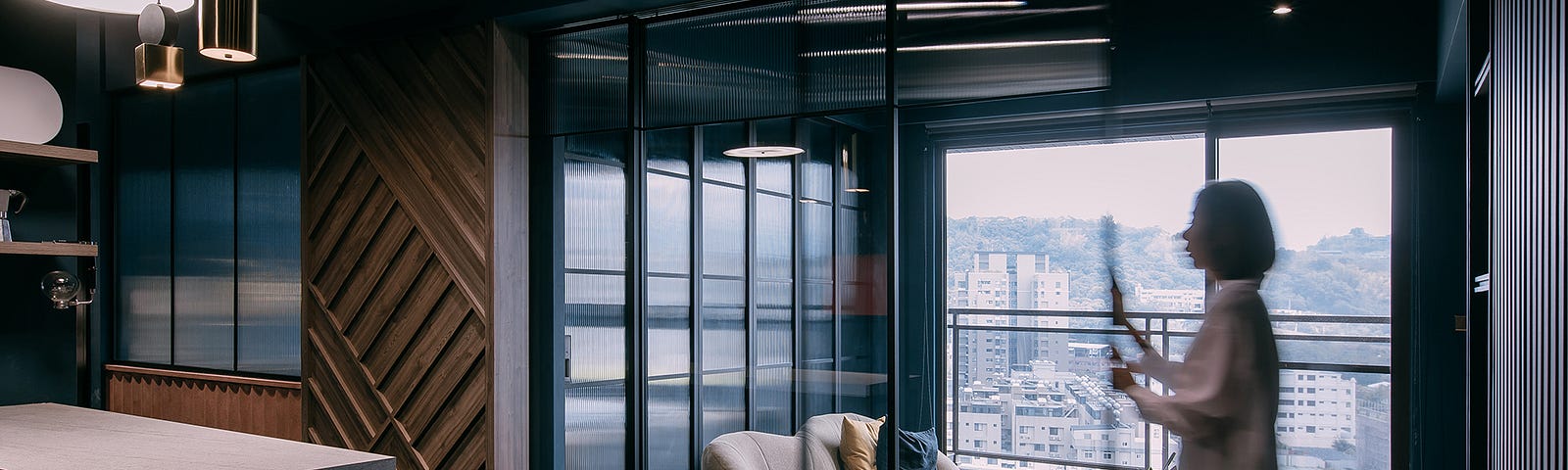 漢玥室內設計 <在家躺好> 住宅空間：以黑鐵框玻璃拉門劃分空間區域，讓室內動線更為靈活。