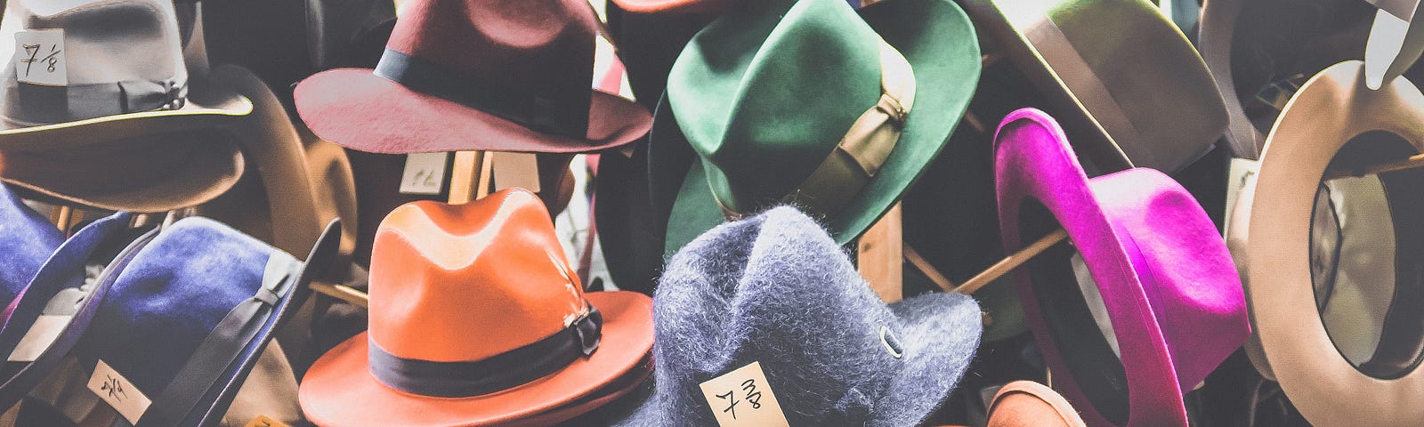Variedades de chapéus dispostos em prateleiras.