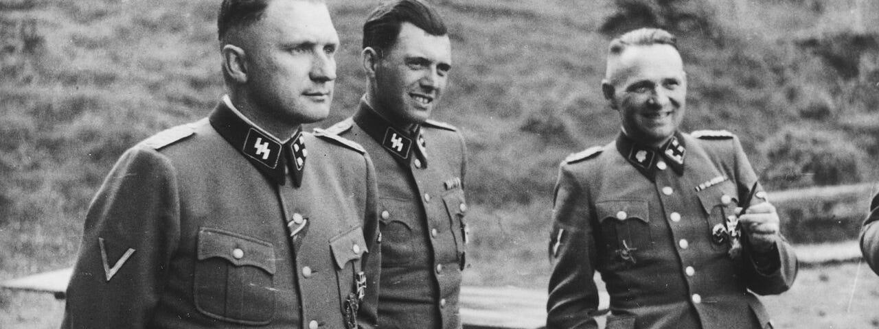 由左至右分別是奧斯威辛集中營第三任指揮官理察．貝爾及奧許維茲集中營醫生約瑟夫．門格勒與魯道夫．霍斯。