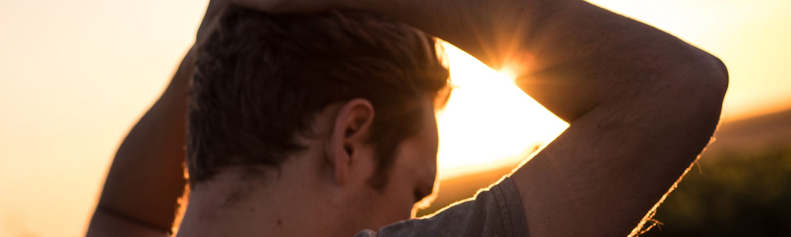 Man holding his hair against sunlight — Losing motivation is not the same as giving up