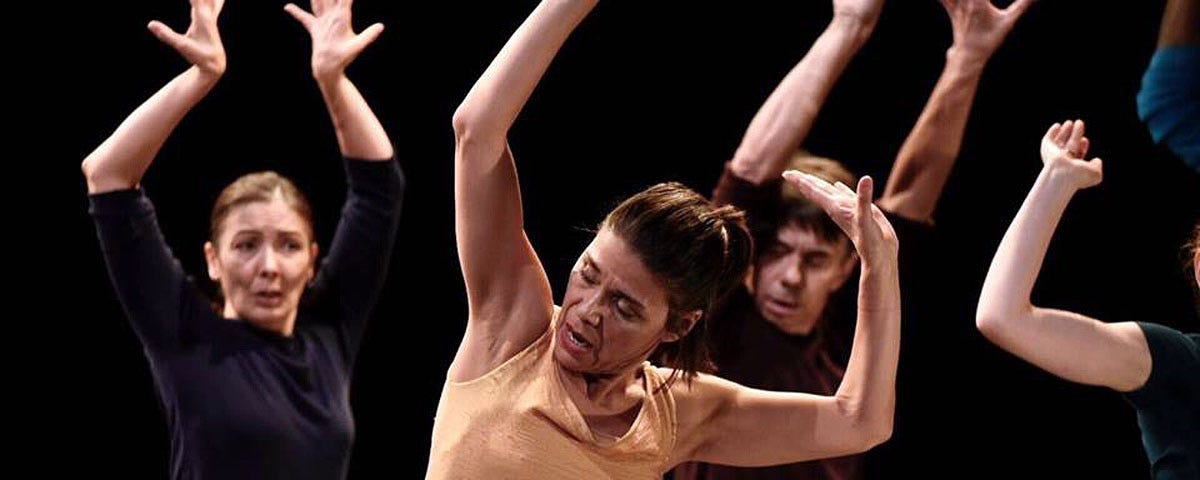 Patricia Hoffbauer e outros bailarinos na performance de Yvonne Rainer, “The Concept of Dust”