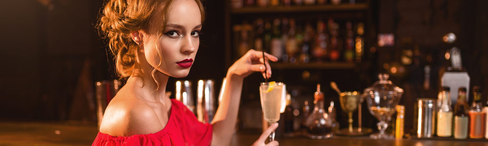 woman-red-dress-drinks-cocktail-bar-counter — Un Swede