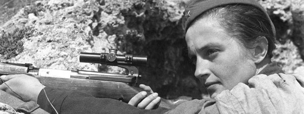 Photograph of Lyudmila Pavlichenko aiming her sniper from 1942