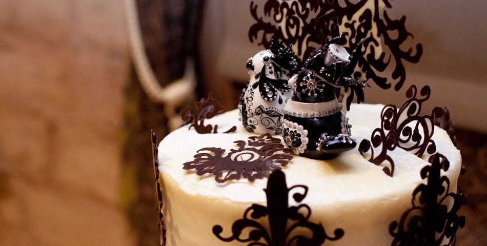 Halloween Wedding Cake, Halloween Wedding Ideas, Gothic Wedding Cakes, Black and White Wedding Cakes