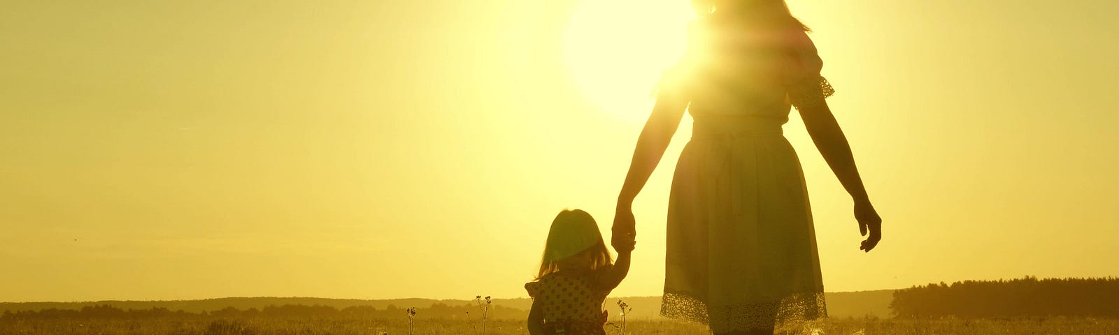 free Happy family with child walks in countryside. healthy Mother and baby are resting in park. happy childhood. little daughter and mother walk across field holding hands. baby holds mom’s hand