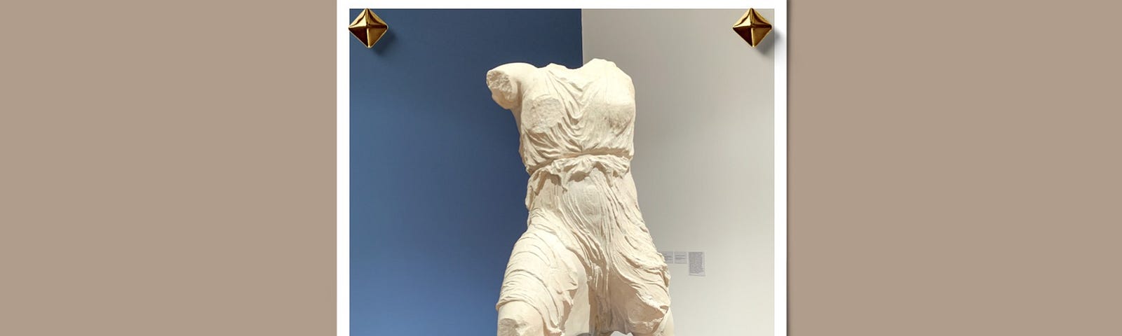 a photo of the statue “Figura femenina en movimiento” (Female figure in motion), described in the article.