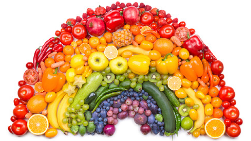 Imagen de frutas y verduras organizadas con la forma de un arcoíris