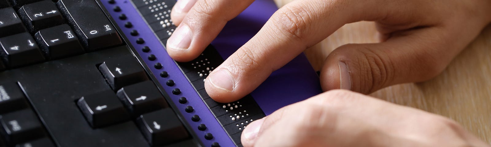 Pessoa cega usando o computador com display Braille