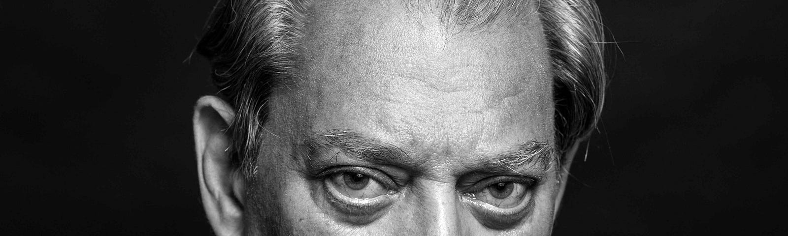 Fotografía en blanco y negro del escritor Paul Auster