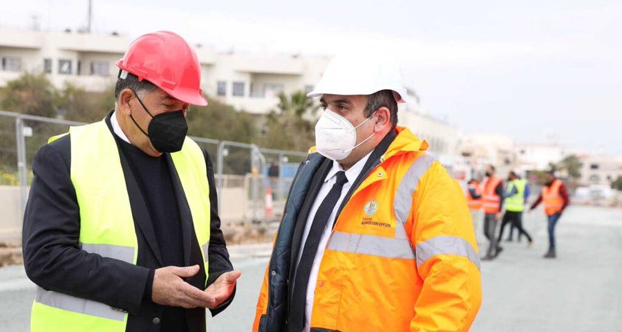 Paralimni mayor Theodoros Pirillis with Transport Minister Yiannis Karousos / Cyprus Mail