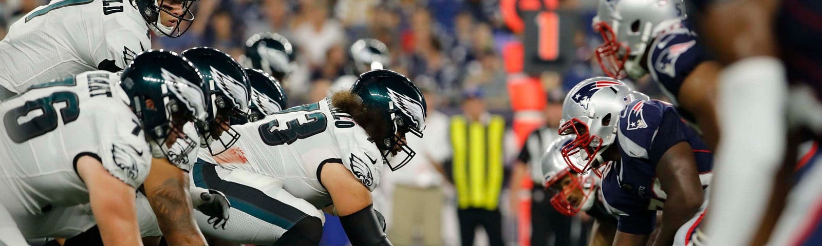 Lineman Philadelphia Eagles dan New England Patriots saling berhadapan di Line of Scrimmage