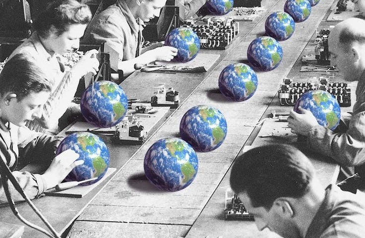 Imagem mostra uma esteira de montagem, com diversas pessoas sentadas de ambos os lados, instalando componentes em objetos com a aparência de globos terrestres.