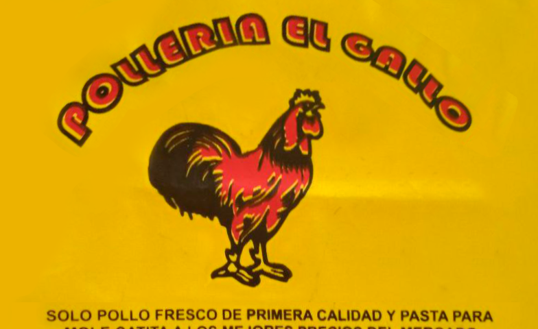 Bolsa de mercado con un gallo estampado y la leyenda: “Polleria el gallo”