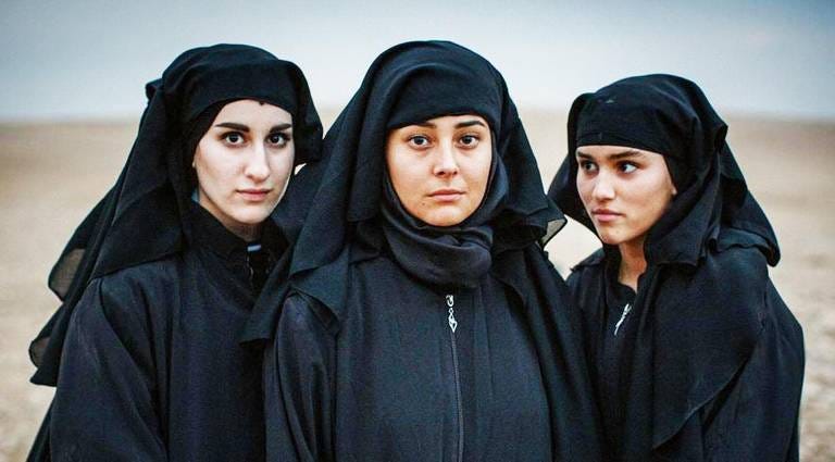 Nora Rios, Yussra El Abdouni e Amanda Sohrabi na série Califado (Divulgação/Netflix)