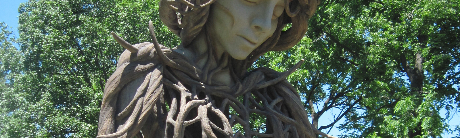 Photo of wood sculpture in Chicago Arboretum.