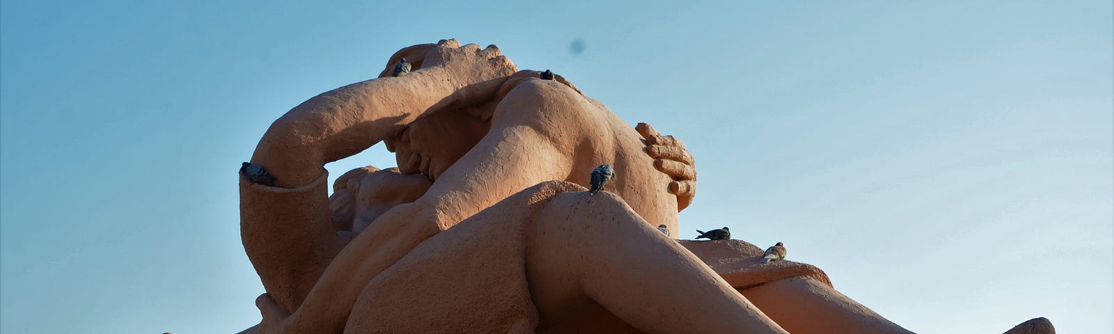 Sculpture of two people embracing and kissing