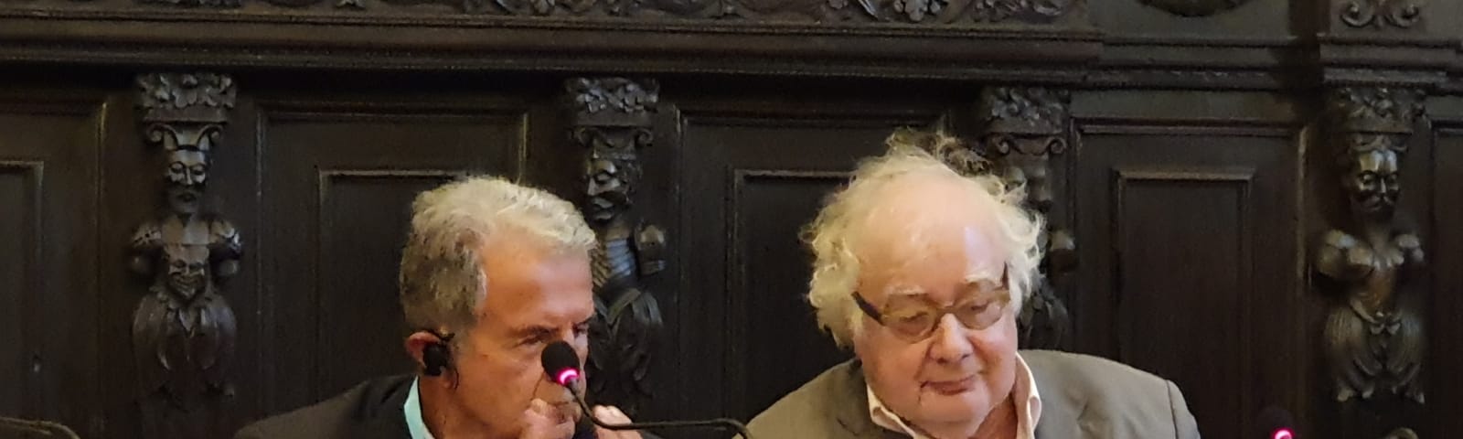 Foto of Romano Prodi and Steve Austen sitting at a table in a conference stetting with microphones. Picture by Ravenna.