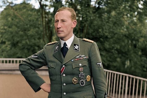 Prag Kasabı Reinhard Heydrich Yahudi Soykırımı’nın planlayıcılarından olan bir Nazi subayı. Yaptığı tekliflerle Hitler’e bile “O kadar da olmaz” dedirten işkence ve şantaj uzmanı: General Reinhard Heydrich