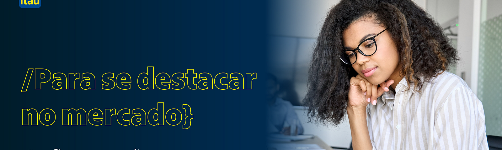 No lado esquerdo da imagem, há a frase “Para se destacar no mercado: confira nossas dicas para manter seu perfil competitivo no mercado de tecnologia” sobre um fundo azul. No lado direito, há a foto de uma mulher negra, de cabelo castanho e enrolado, olhando um smartphone. Ela veste uma camisa branca.