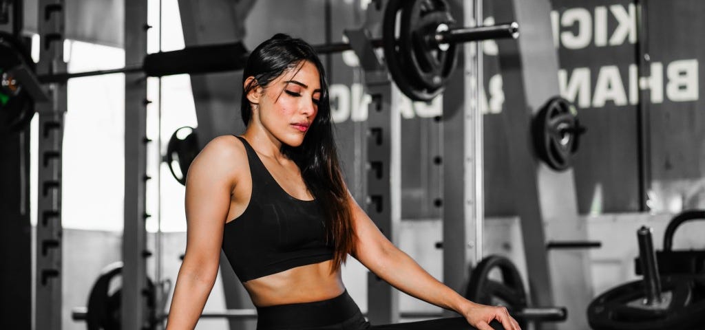 lady resting between workout sets