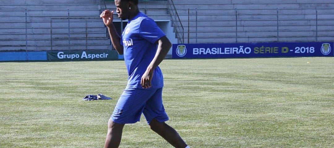 Atacante Vinicius dos Santos no centro de treinamento do Esporte Clube São José.