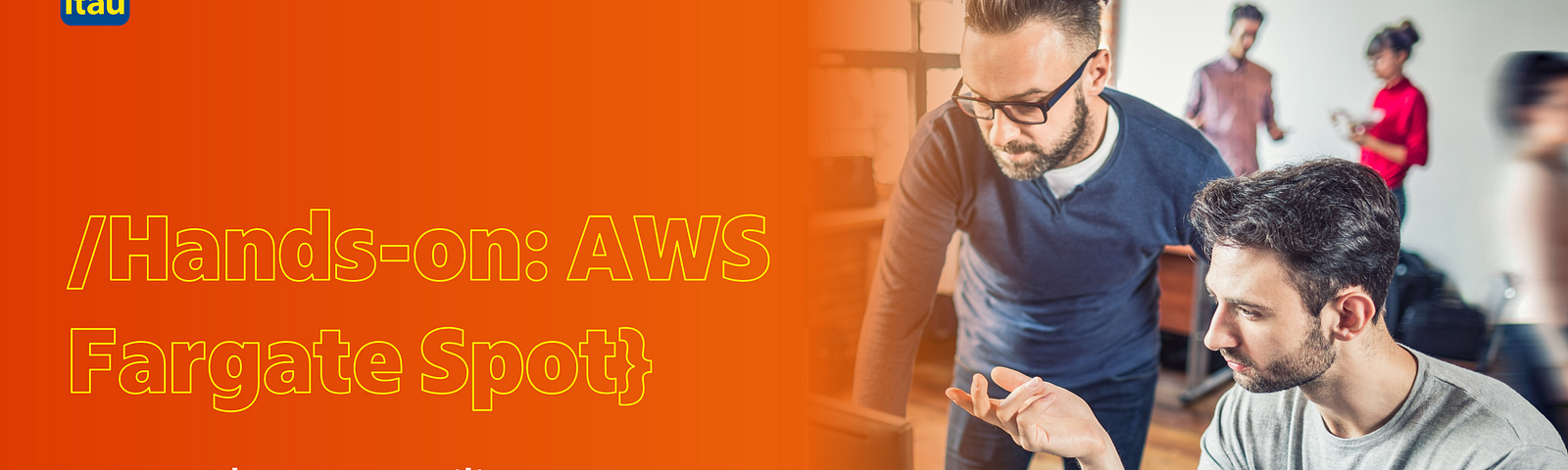 No lado esquerdo da imagem, há a frase “Hands-on: AWS Fargate Spot. Aprenda como utilizar a ferramenta na prática para reduzir custos na nuvem” sobre um fundo laranja. Já no lado direito, há uma foto de dois homens brancos de cabelos pretos e curtos trabalhando juntos com um notebook.