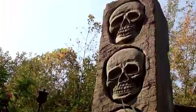 A statue with three skulls carved on it.