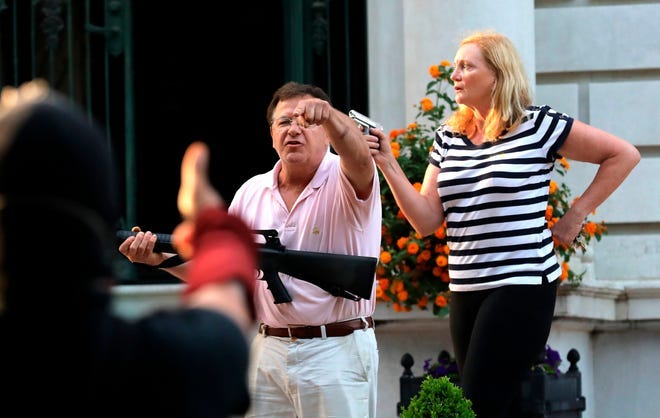 Mark e Patricia McCloskey na frente da casa deles em Portland Place. 28/06/2020, Laurie Skrivan, AP.