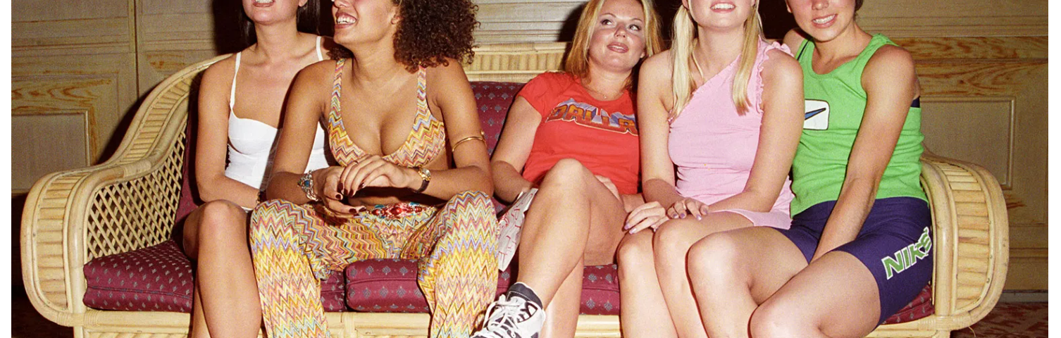 As Spice Girls num sofá, em Bali, em 1997, vestidas com as suas roupas coloridas e sapatos plataforma