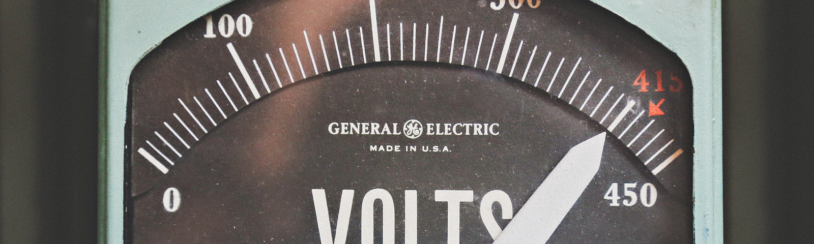 A retro voltmeter, with the pointer near the maximum voltage