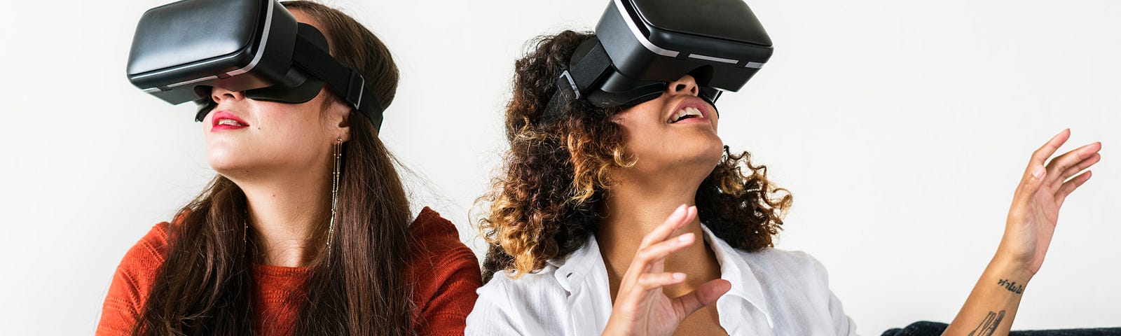 2 Women experiencing VR