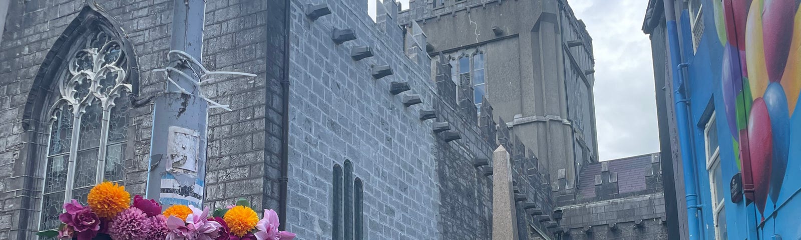 A craft market full of people with the backdrop of a castle.