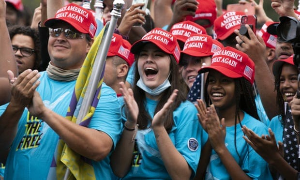 Apoiadores de Donald Trump manifestam-se no The Ellipse, antes de entrar na Casa Branca. Fotografia: José Luis Magaña / AP