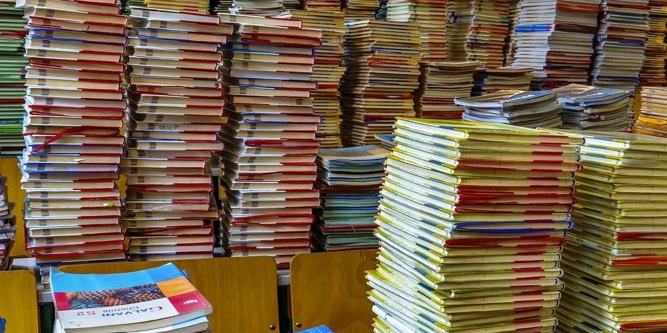 Livros didáticos empilhados (Foto: domínio público)