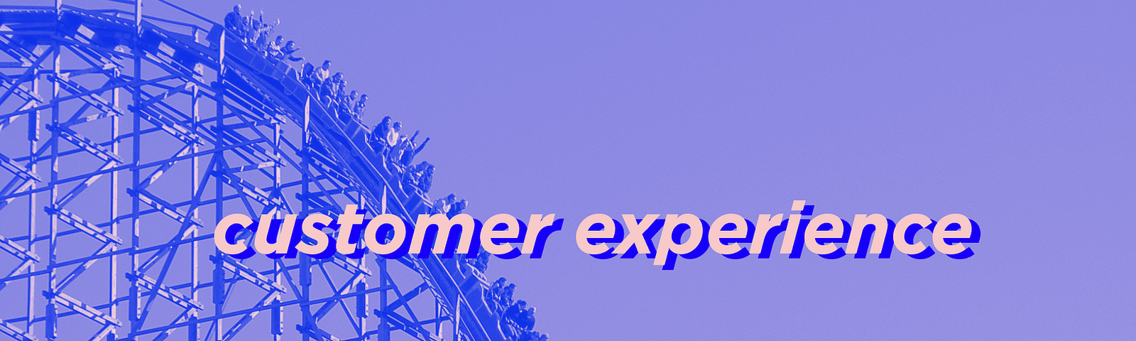 No fundo da imagem mostram pessoas dentro de um carrinho em uma montanha-russa, escrito “customer experience”