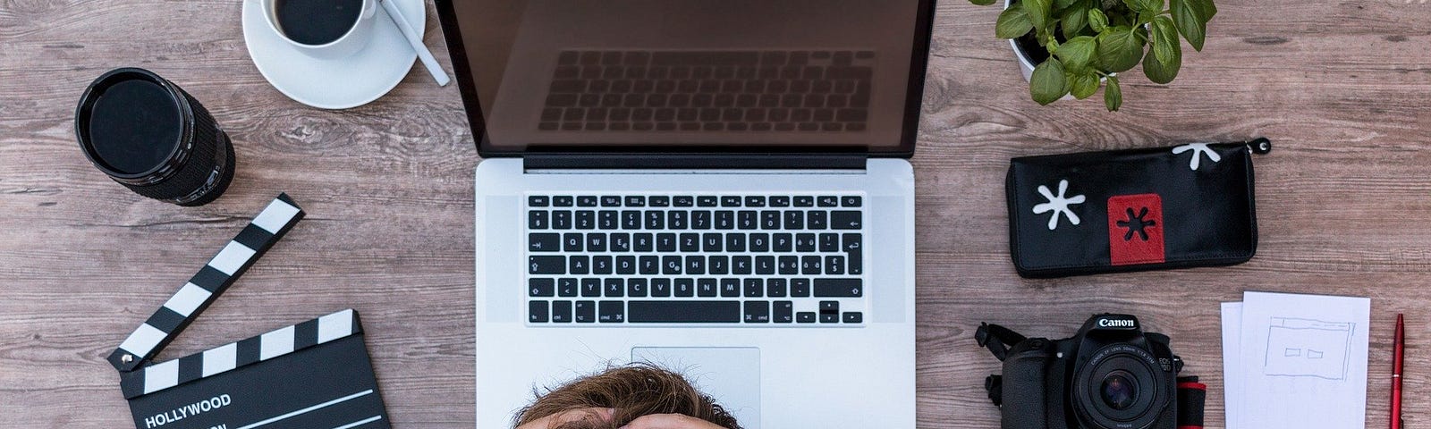 Muž sedí nad notebookem a drží si hlavu v dlaních.