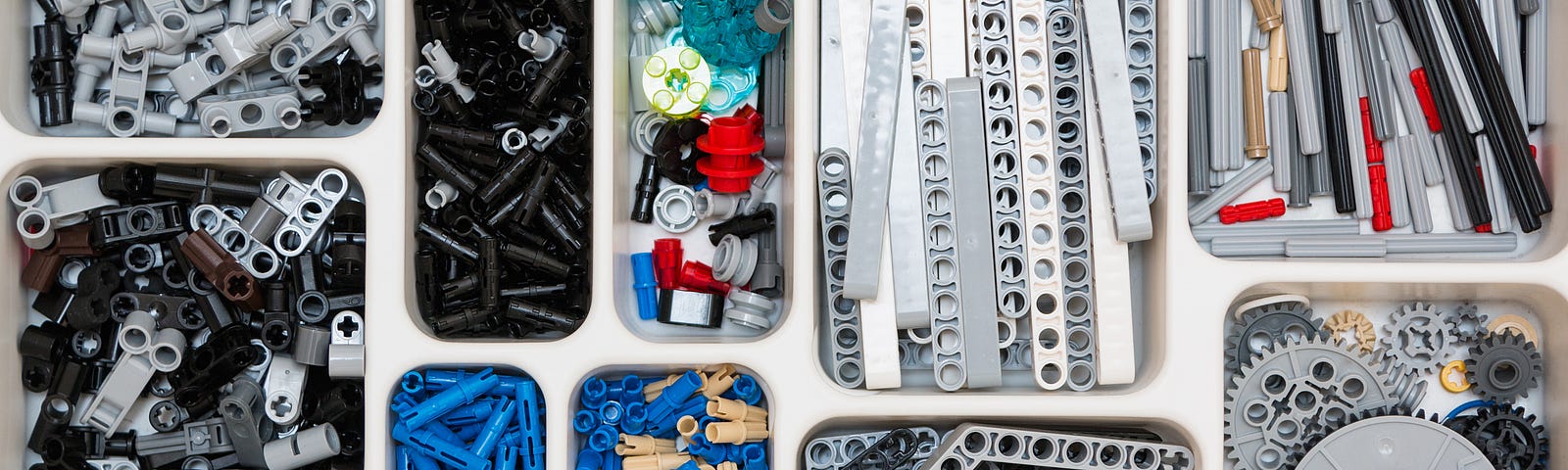 Insieme di elementi Lego Technic suddivisi per tipo in apposite vaschette