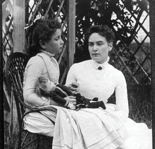 Helen Keller with Anne Sullivan vacationing on Cape Cod in July 1888 — هيلين كيلر مع آن سوليفان في عطلة في يوليو 1888