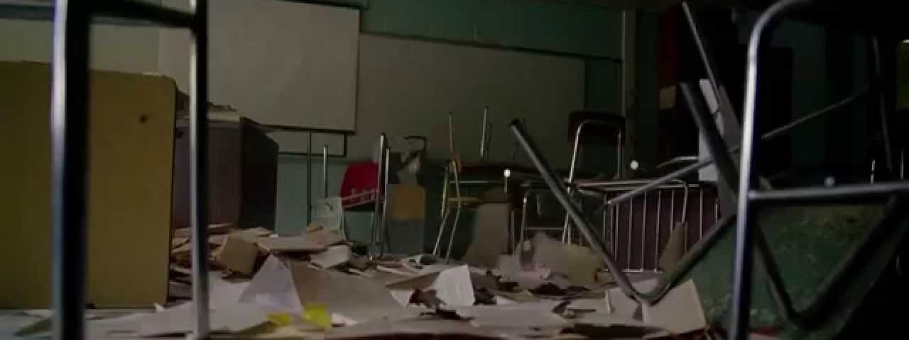 Immagine di un’aula di scuola distrutta, tratta dal film Detachment