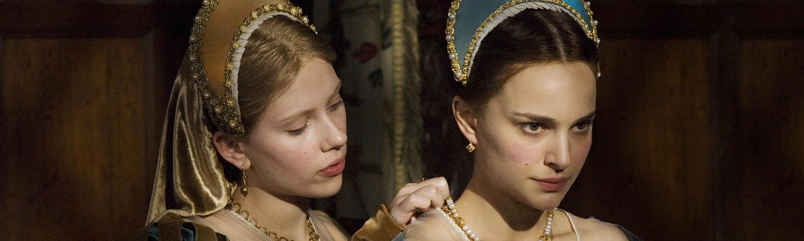 Scarlett Johansson e Natalie Portman, em cena do filme A Outra (The Other Boleyn Girl) (Divulgação)