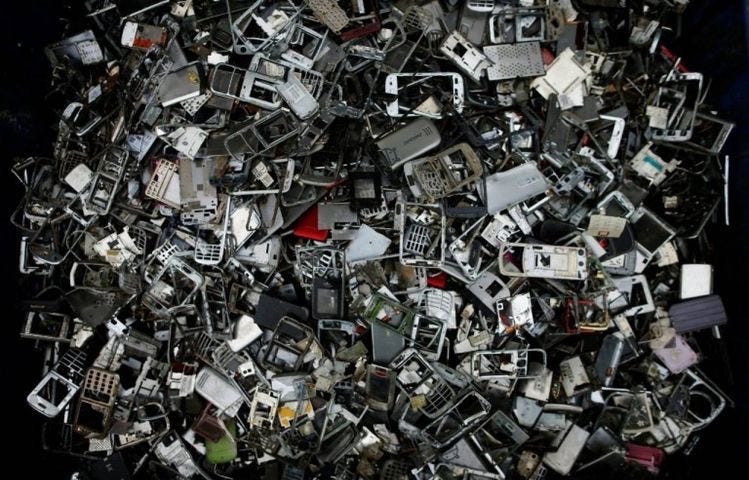 Tumpukan handphone yang telah menjadi e-waste