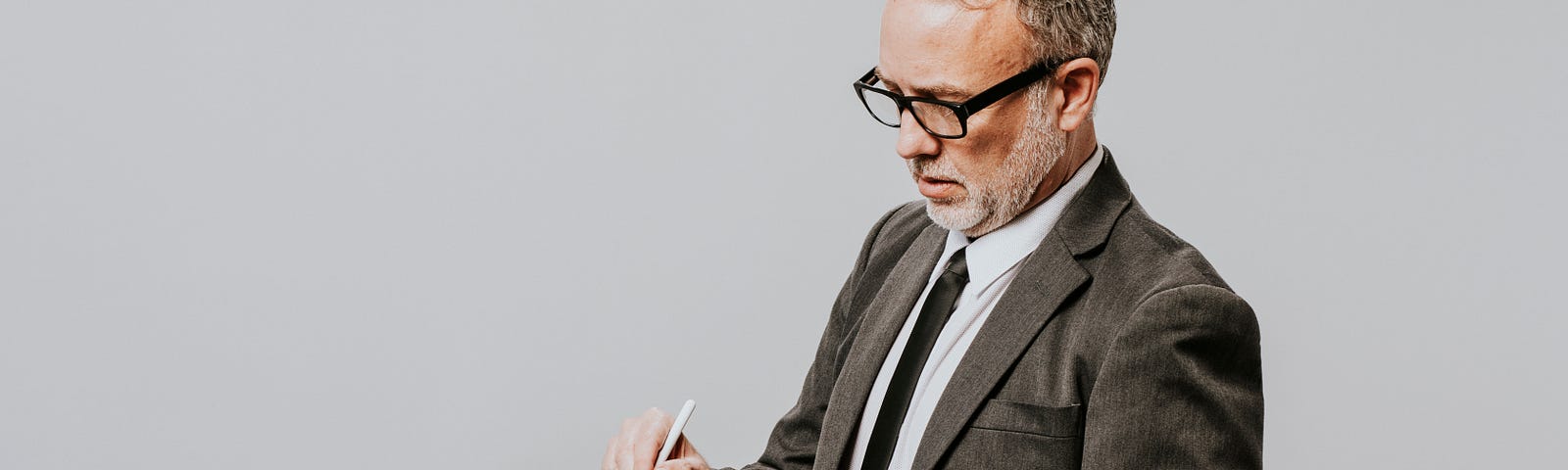 businessman-writing-black-notepad— Un Swede