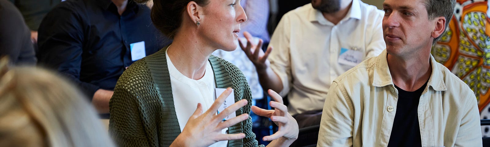 Participants sitting next to each other and in conversation at the Dela Summit 2023 in Älmhult, Sweden.