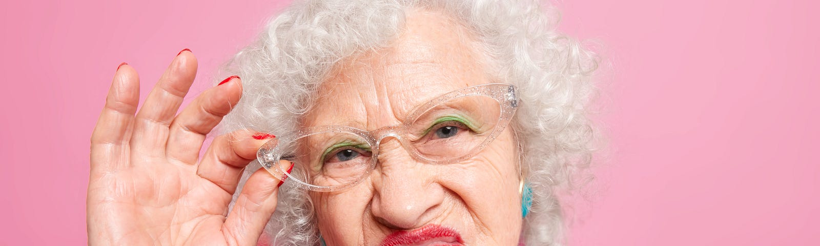 portrait-grey-haired-wrinkled-woman-pouts-lips-looks-attentively-keeps-hand-rim-glasses-dressed-fashionable-clothes — Un Swede