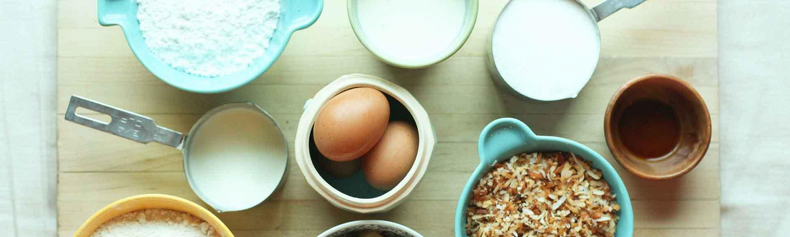 Mise en place: ingredientes para um bolo (manteiga, ovos, acúcar, amendoas, etc.) já limpos pesados e organizados em malgas.