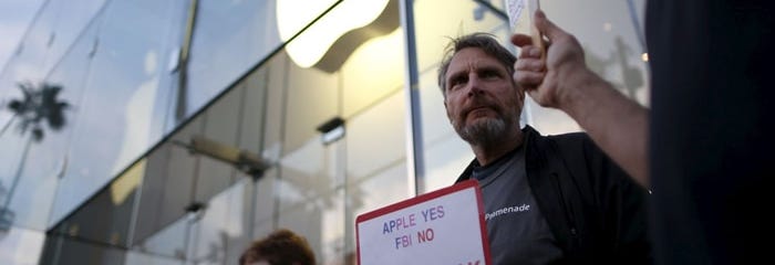 Personas protestando contra el FBI y a favor de Apple