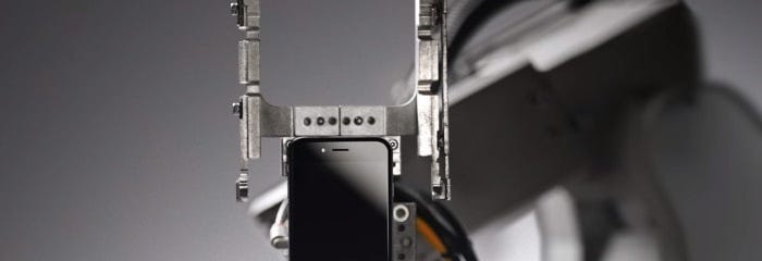 Robot que desmonta un iPhone en segundos se llama Liam