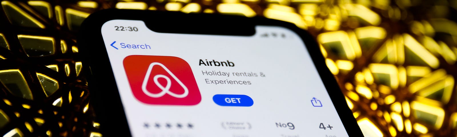 The Airbnb iOS app download page is displayed on the Apple App store.